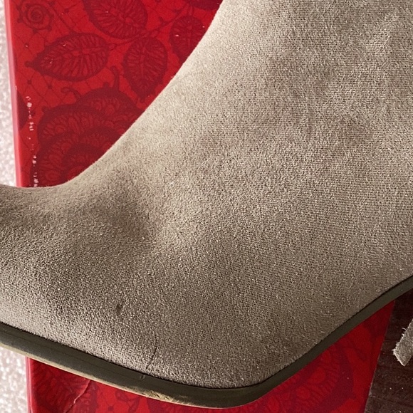 Carlos Santana Tempe Ankle Bootie - Picture 9 of 10